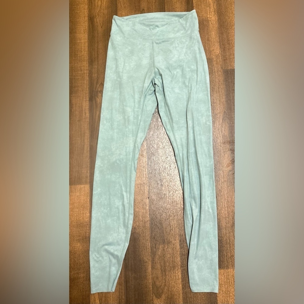 Green Leggings with High-Waisted Design